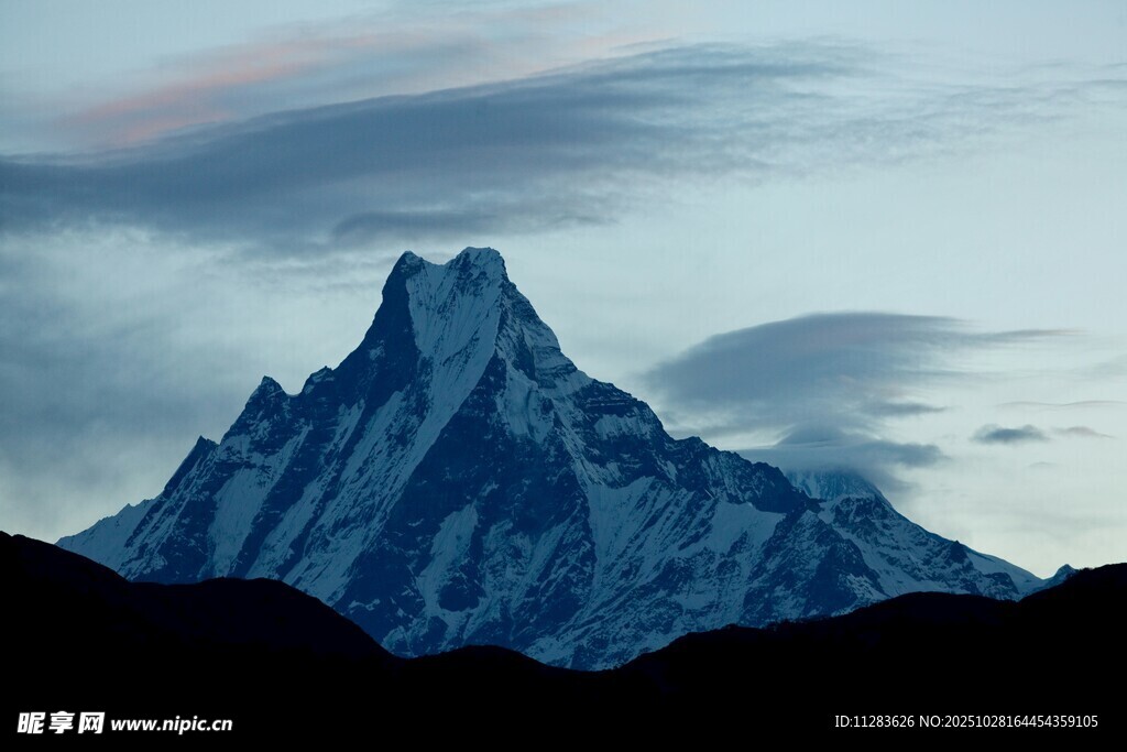 巍峨雪山映于暮色之中