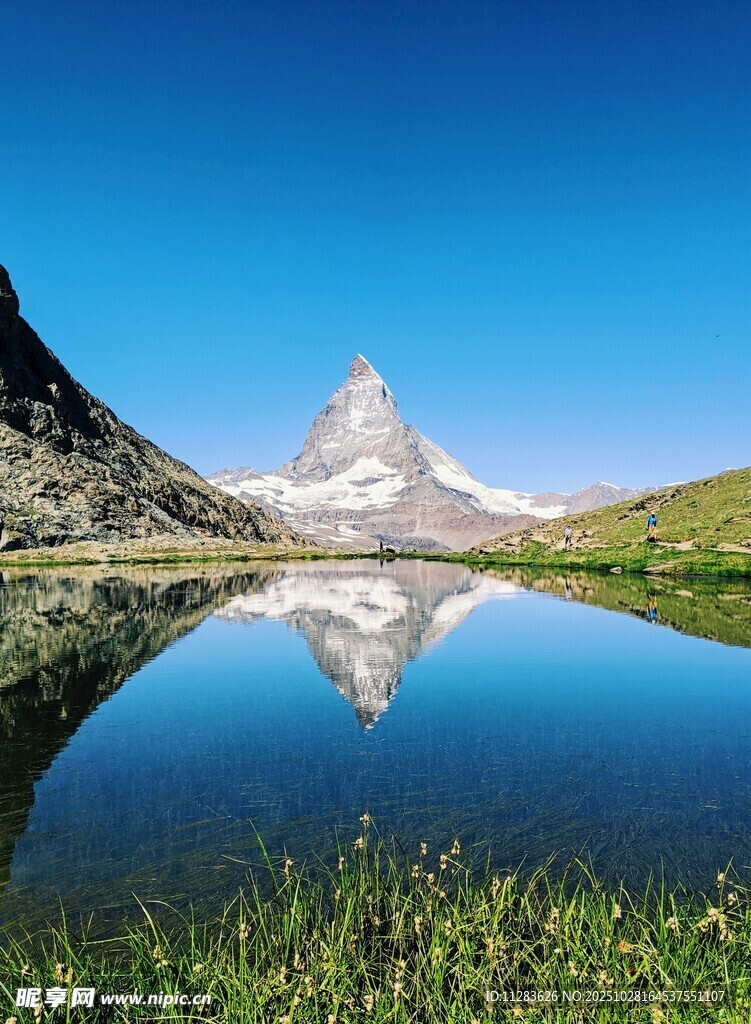 马特洪峰下的静谧湖景
