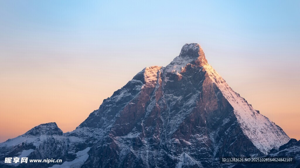 壮丽雪山日出美景