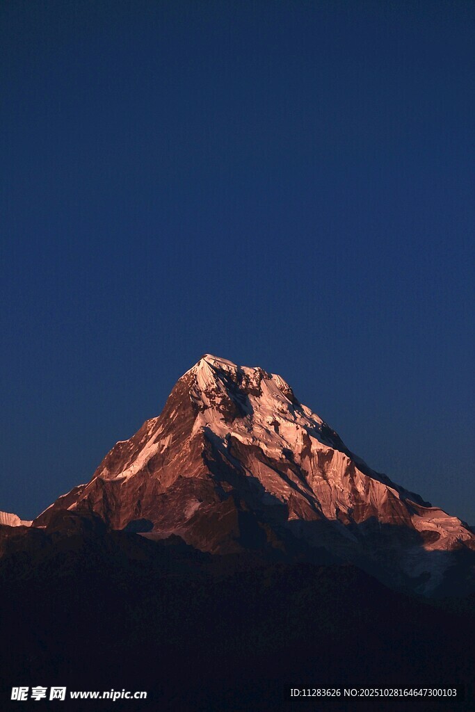 夜幕下的巍峨雪山