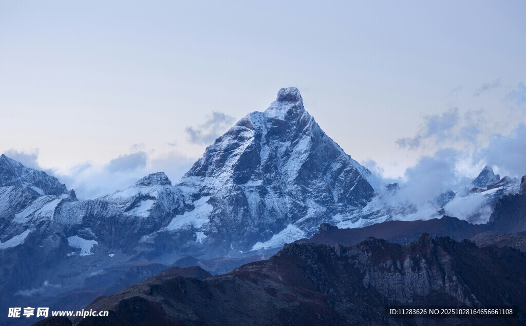 巍峨雪山壮丽景观