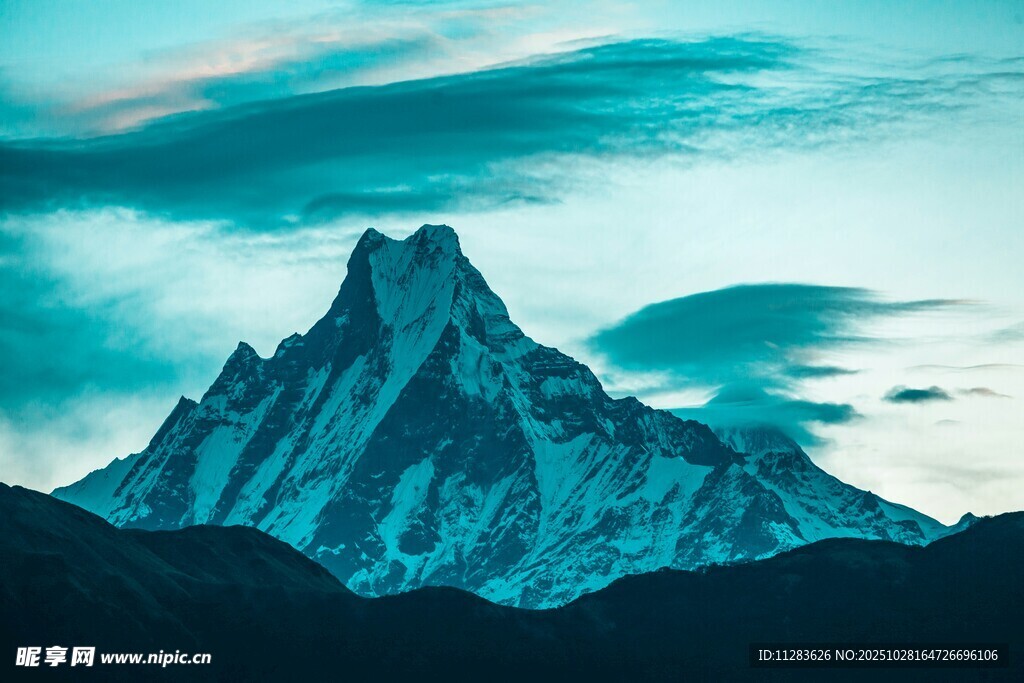 巍峨雪山