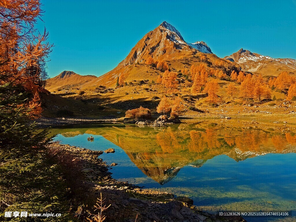 秋日山间湖泊美景