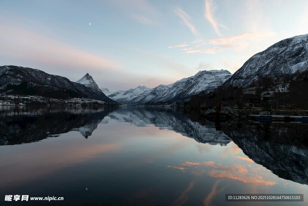 宁静山水湖景倒影风光