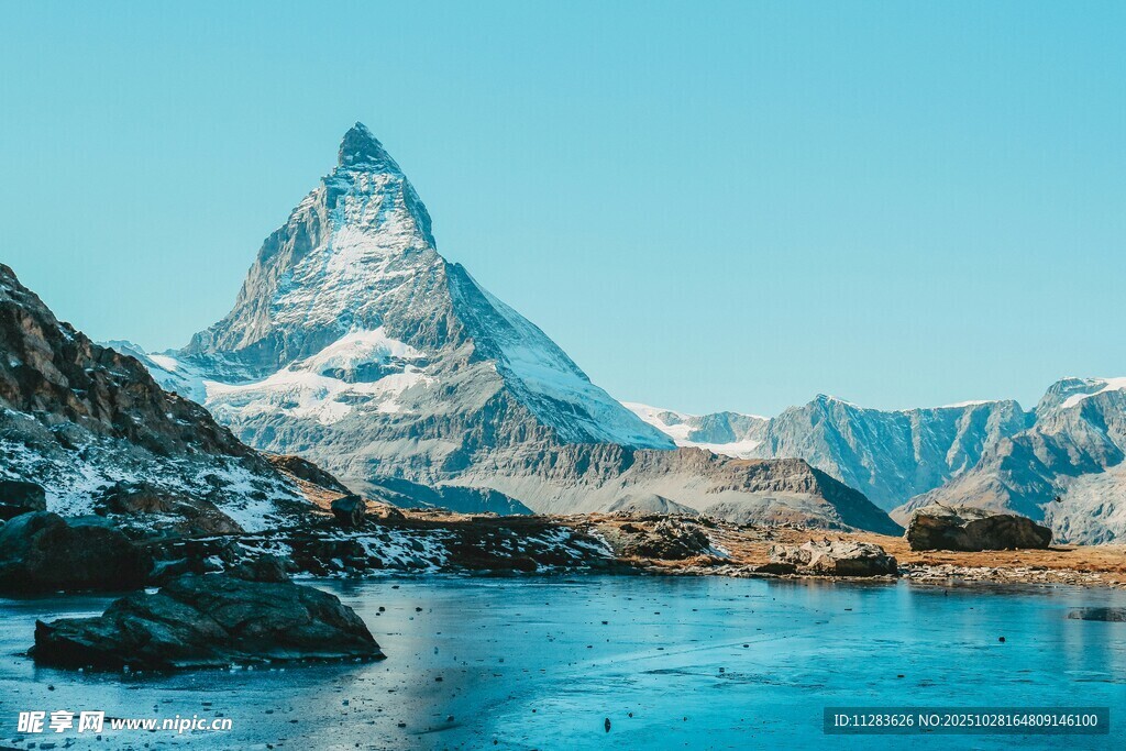 马特洪峰下的澄澈湖景