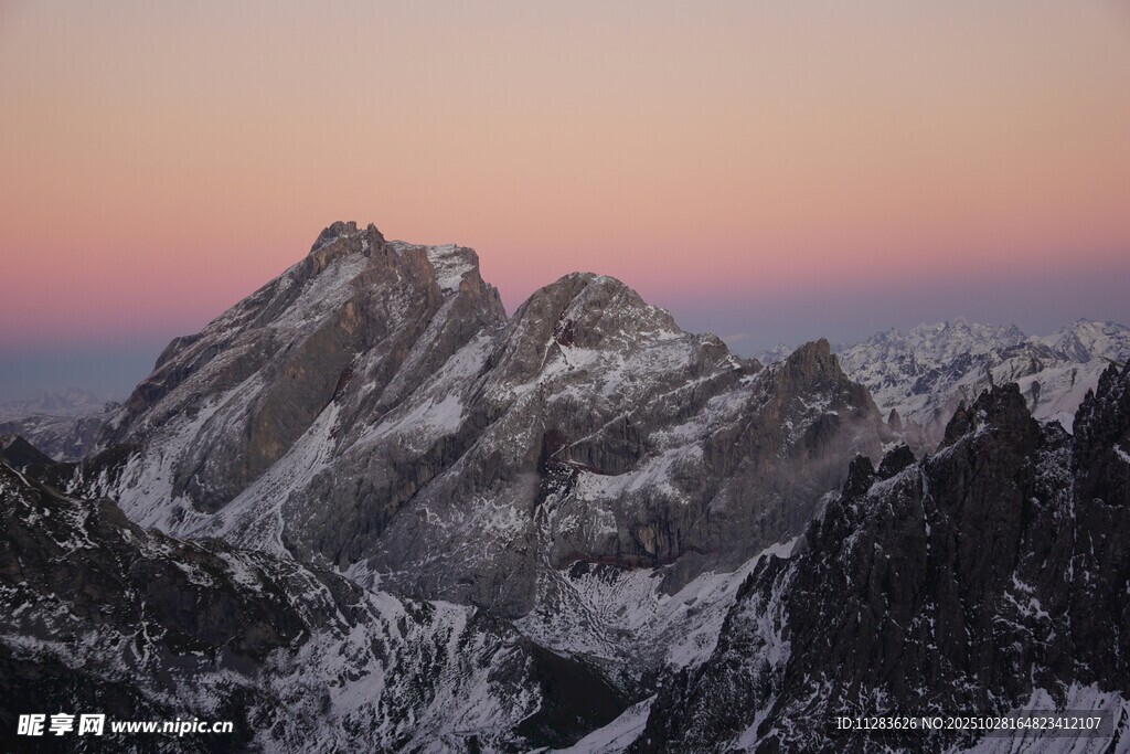 壮丽雪山日出美景