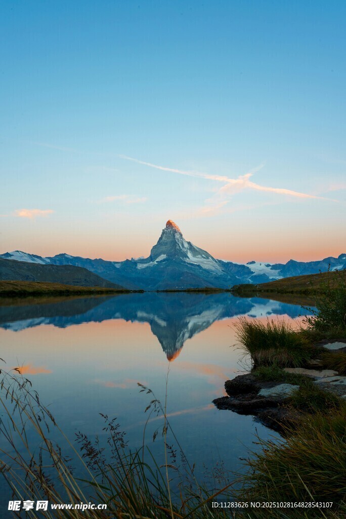 阿尔卑斯山壮丽湖景