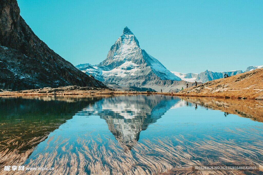马特洪峰下的宁静湖水