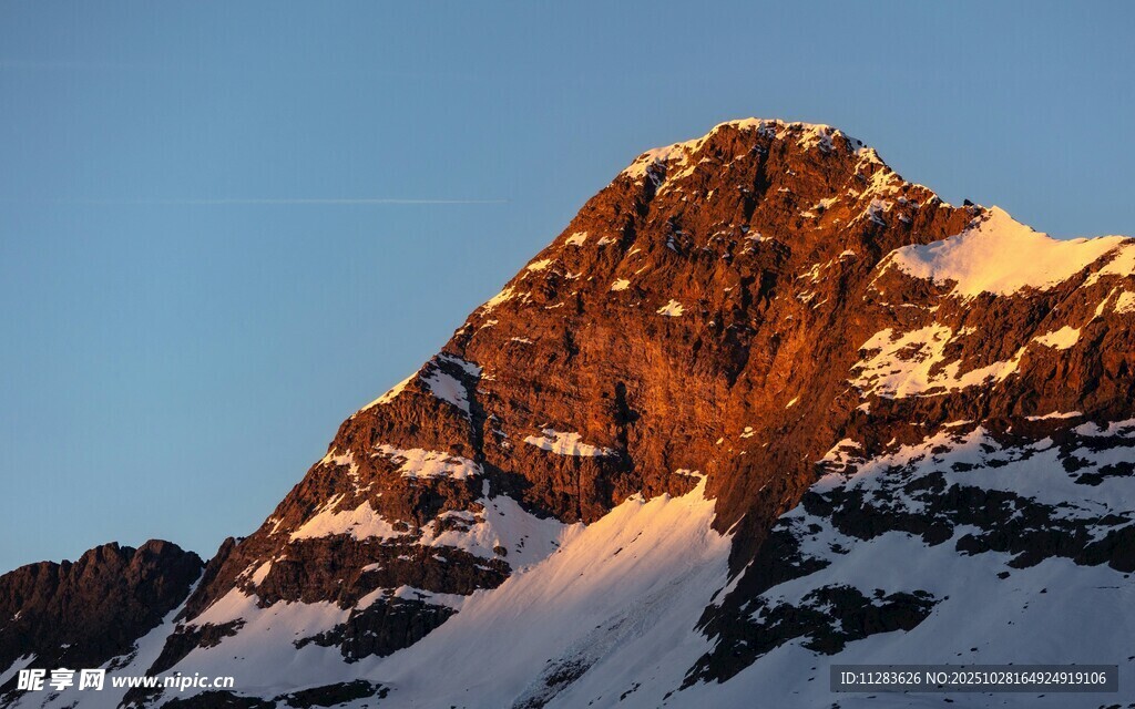 夕阳下的雪山壮丽景致