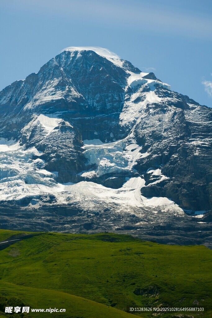 巍峨雪山下的翠绿草地