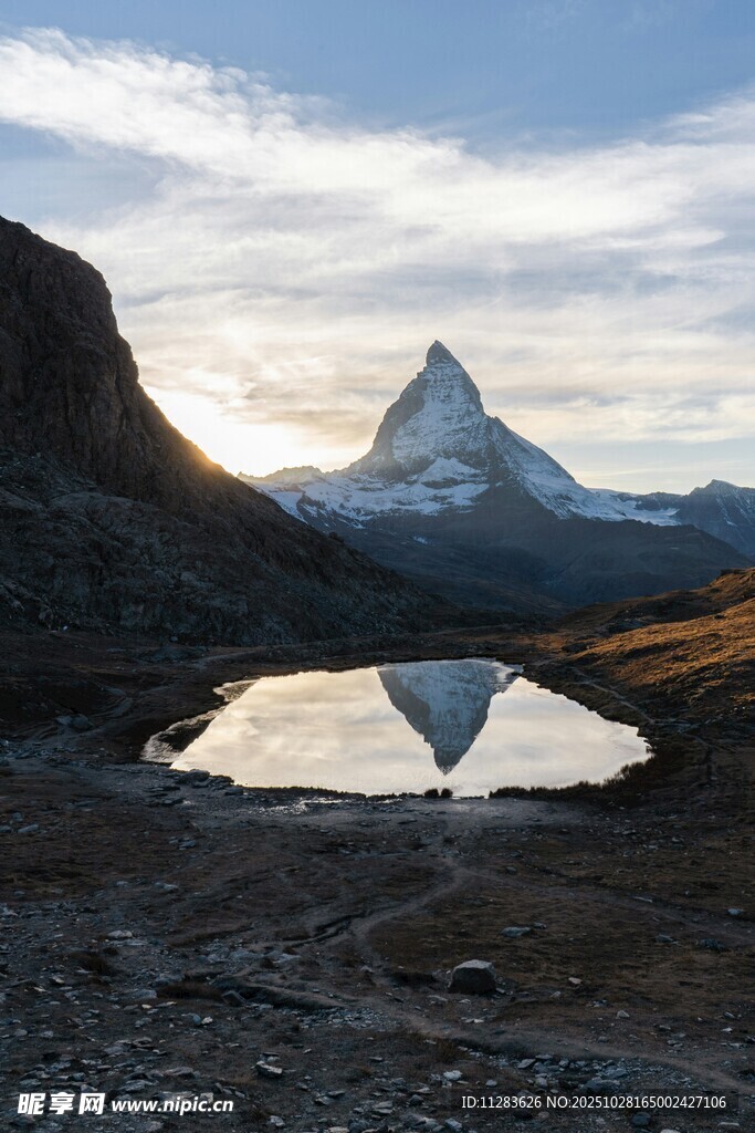 马特洪峰下的静谧湖景