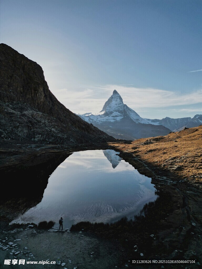 马特洪峰倒映于静谧湖水