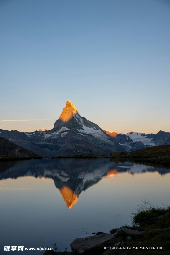 马特洪峰的湖光山色美景