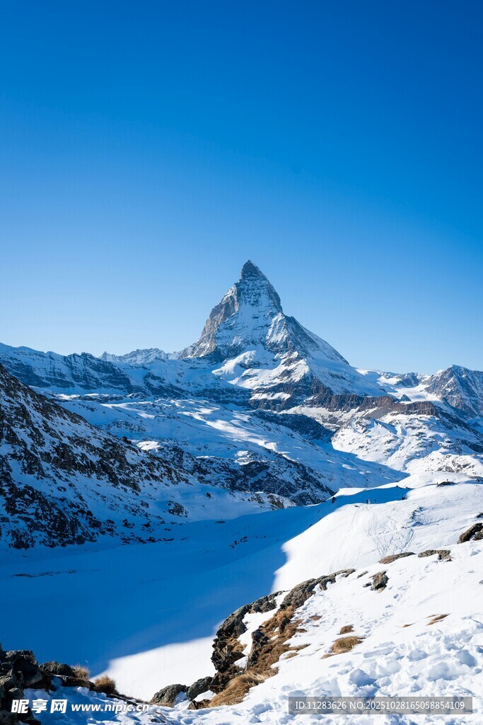 雪山湖泊壮丽自然景观