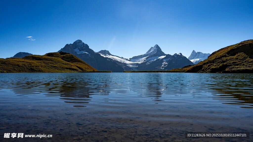湖畔雪山美景