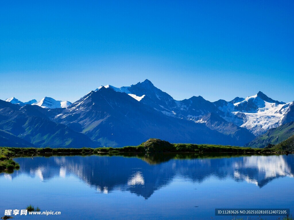 壮丽雪山倒映静谧湖水