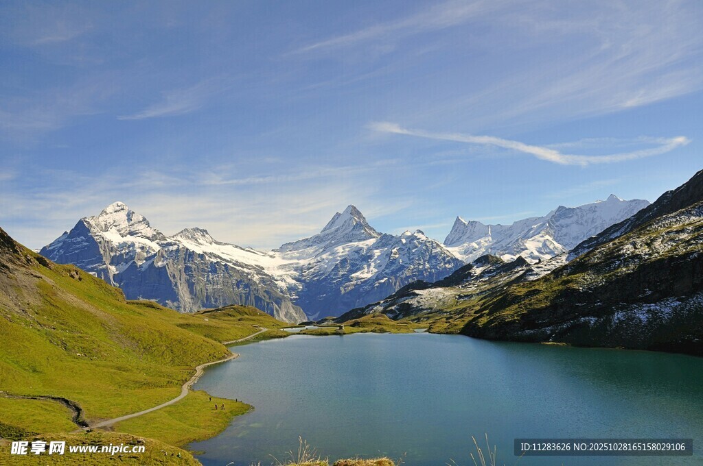 阿尔卑斯山的美丽湖景