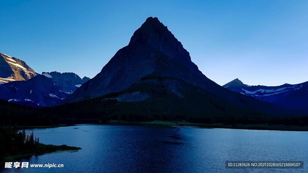 壮丽山景倒映宁静湖水
