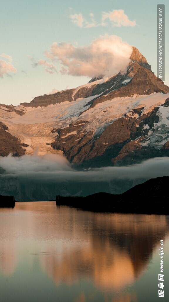 湖畔雪山美景