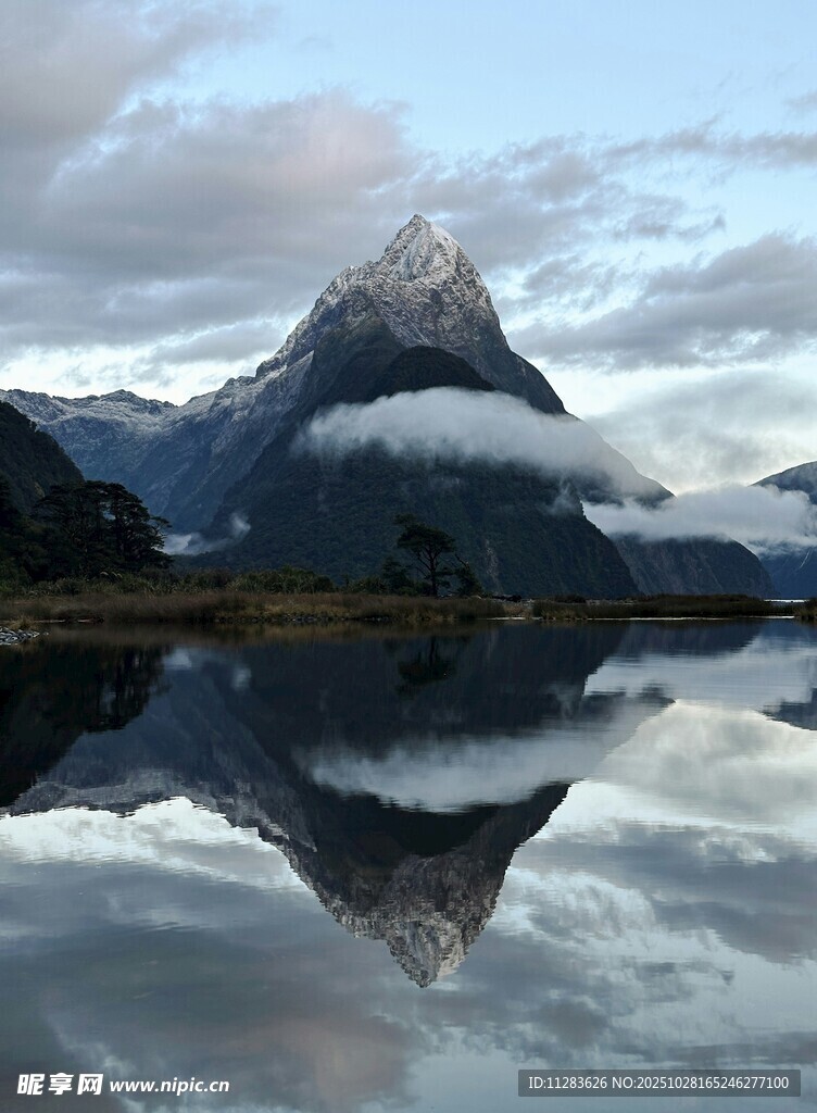 壮丽山景倒映平静湖面