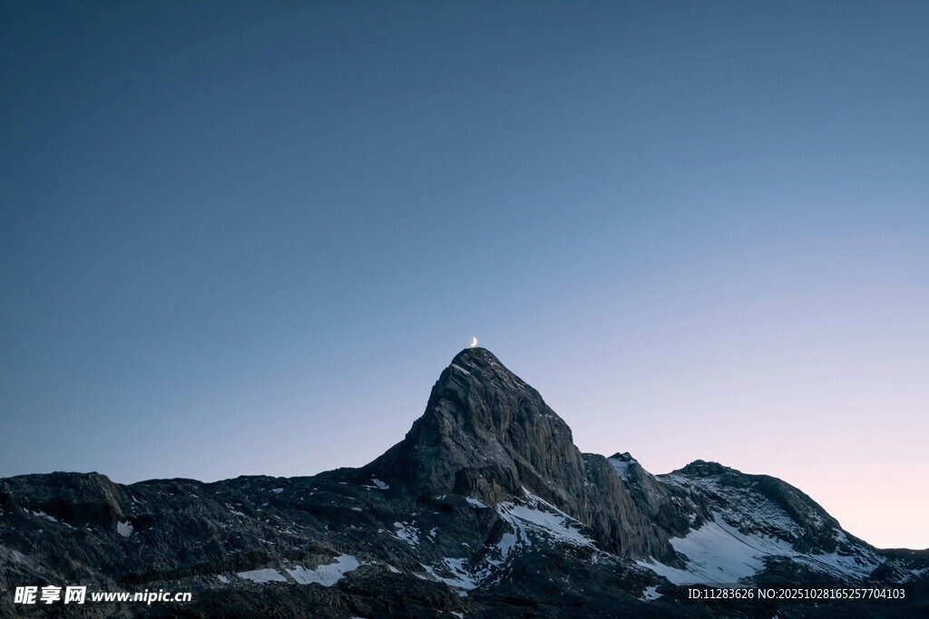 巍峨雪山尖峰