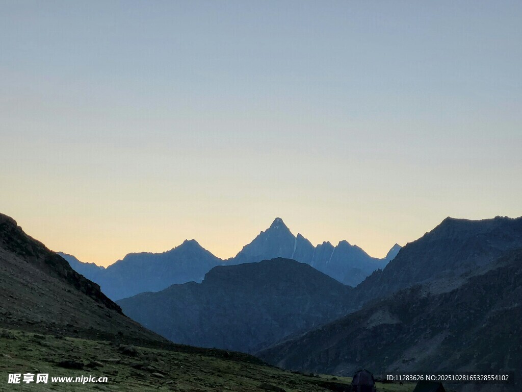 日暮下的巍峨山峦