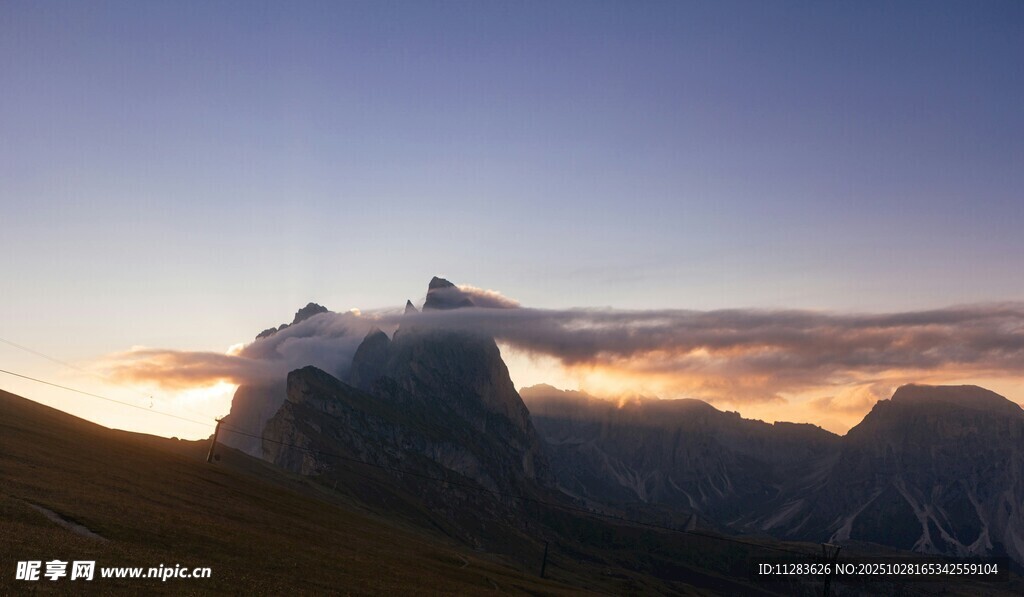 日落时分的壮丽山景