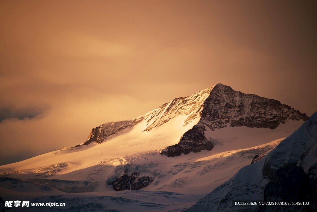 夕阳下的壮丽雪山