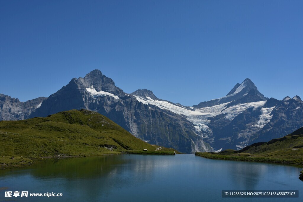 高山湖泊美景