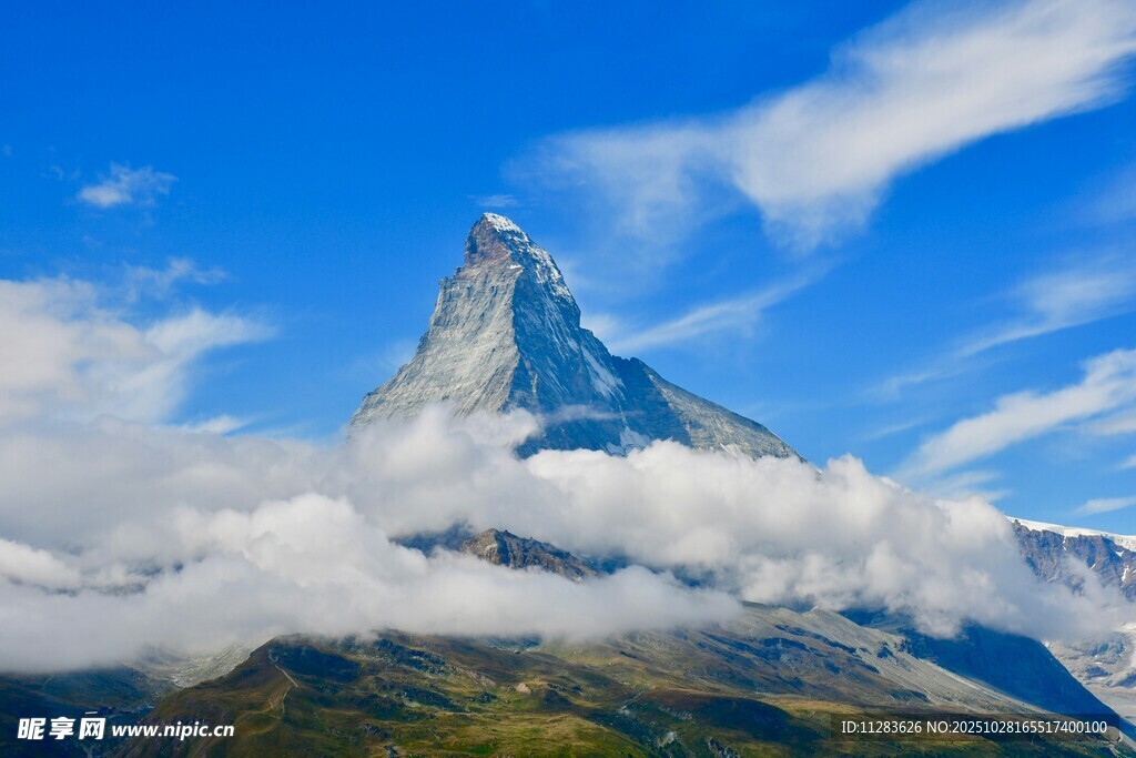 马特洪峰云雾缭绕美景
