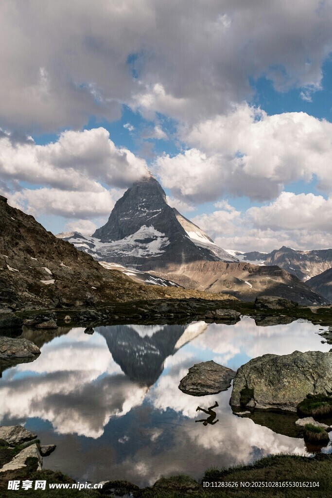 高山湖泊美景倒映
