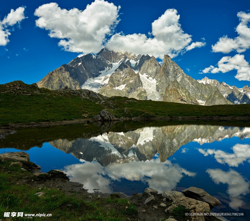 高山湖泊美景倒映如画