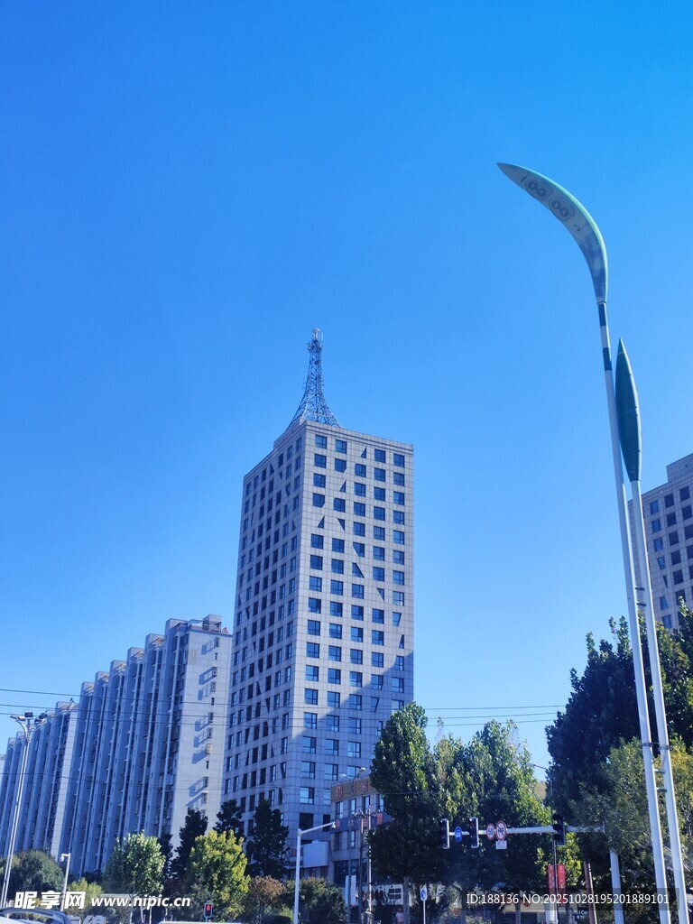 城市高楼与蓝天绿树景观