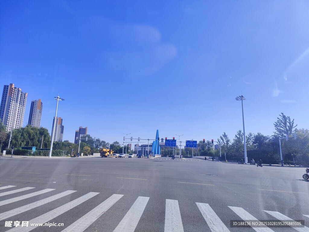 城市宽阔马路与远处高楼