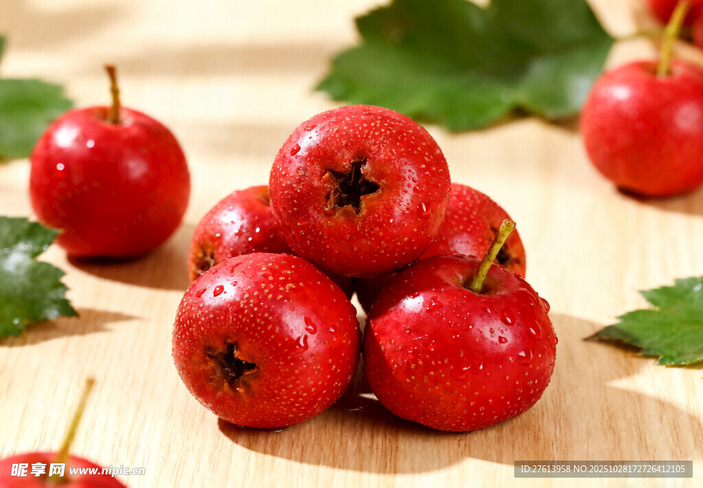 山楂堆在木桌上