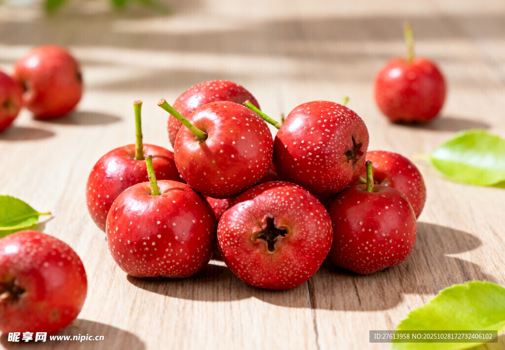 山楂堆叠在木桌上