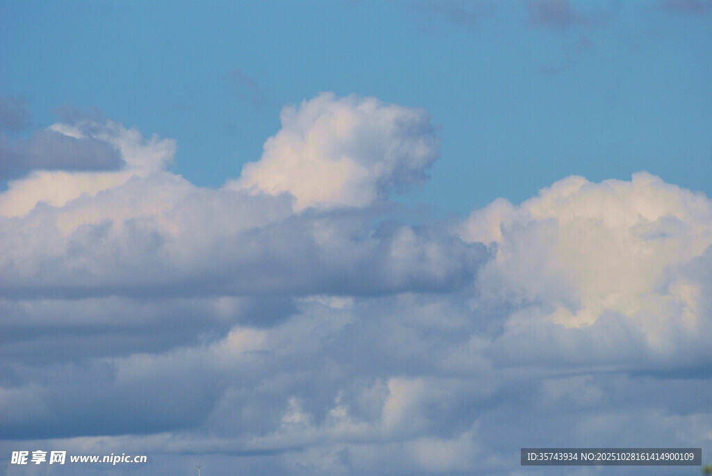 蓝天中的蓬松白云