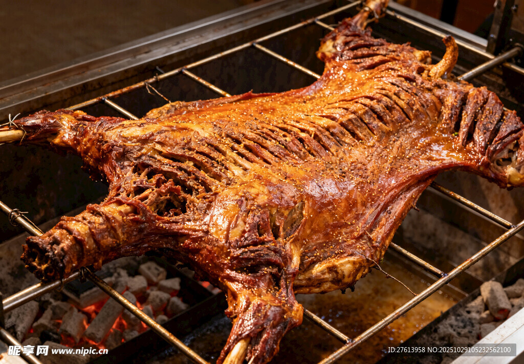 烤架上的烤全羊