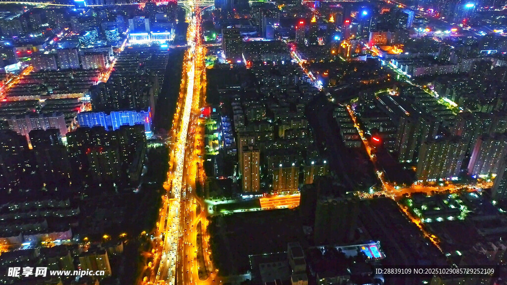 城市璀璨夜景俯瞰图