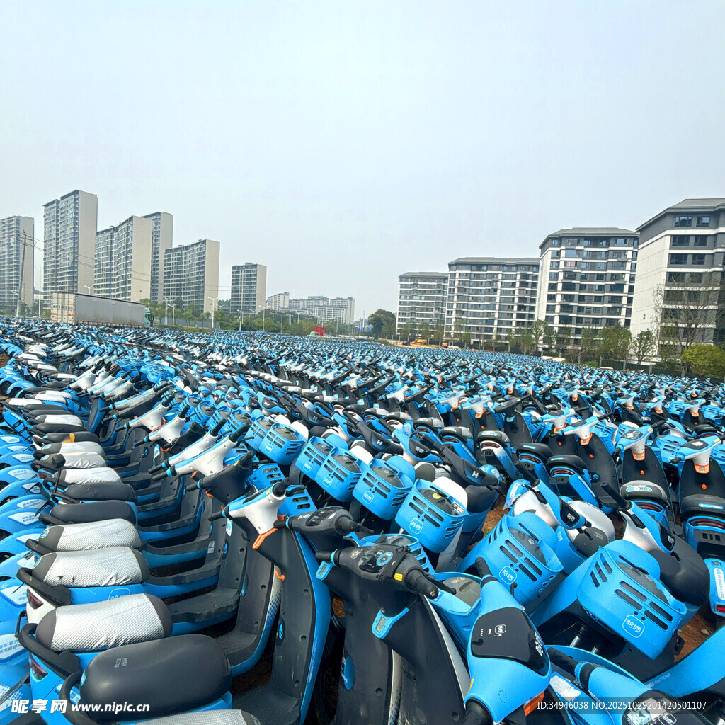 大量共享单车停放于城市空地