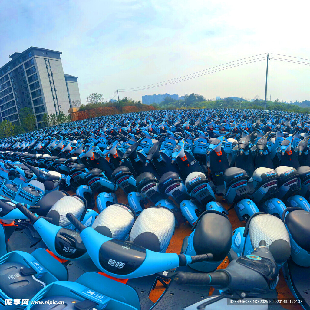 大量蓝色电动车停放场景