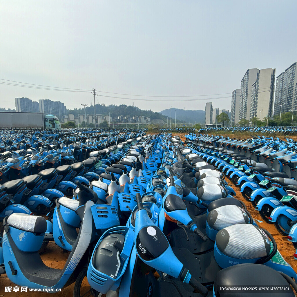 大量蓝色电动车整齐停放