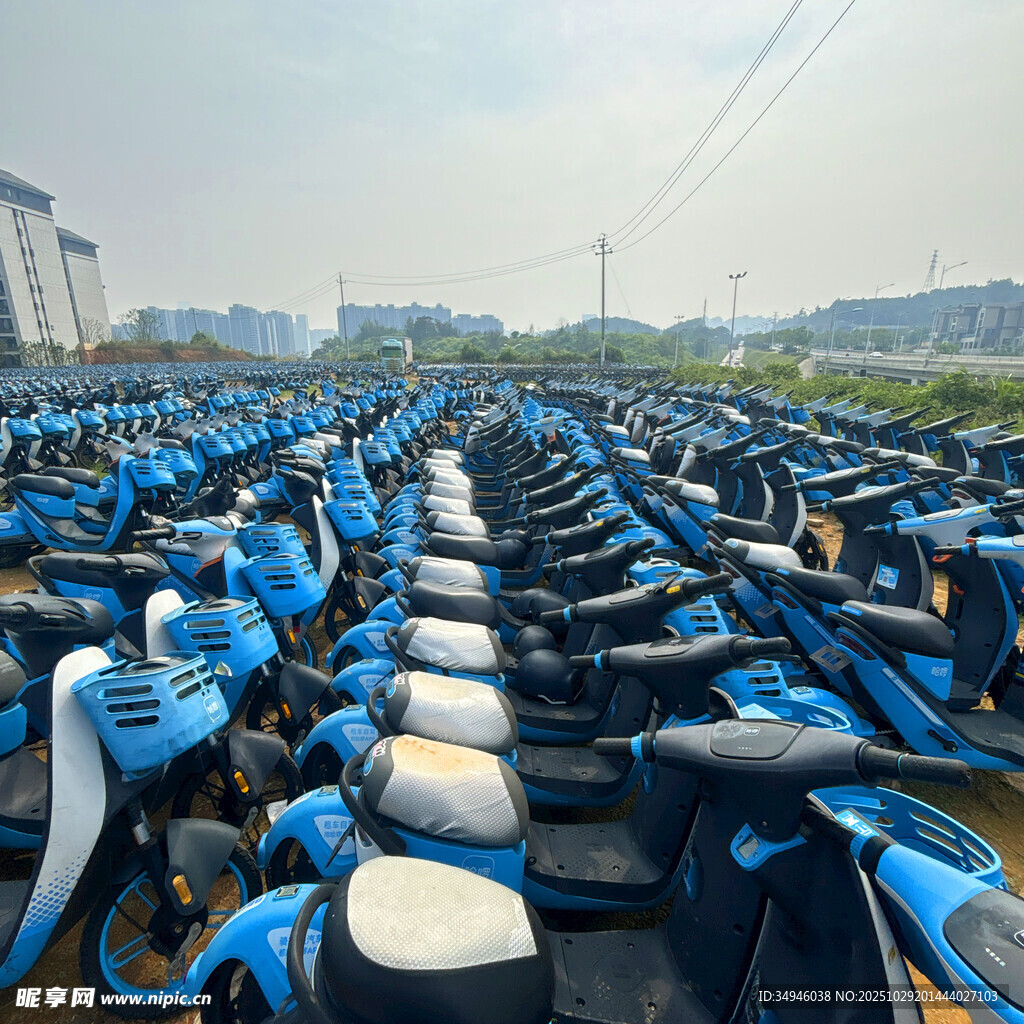 大量共享单车整齐停放