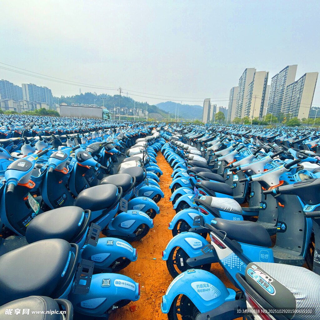 整齐排列的共享电动车