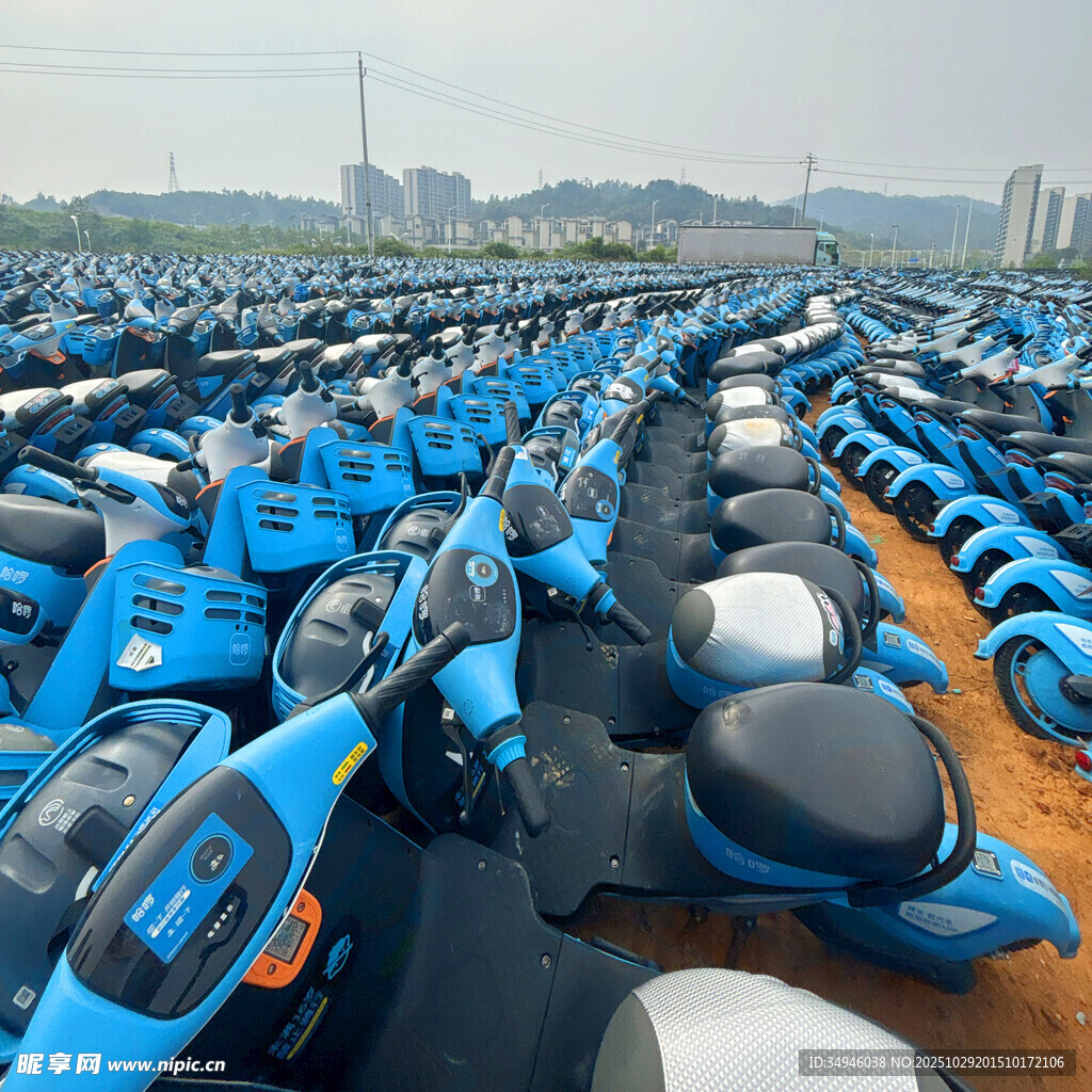 大量蓝色电动车整齐停放
