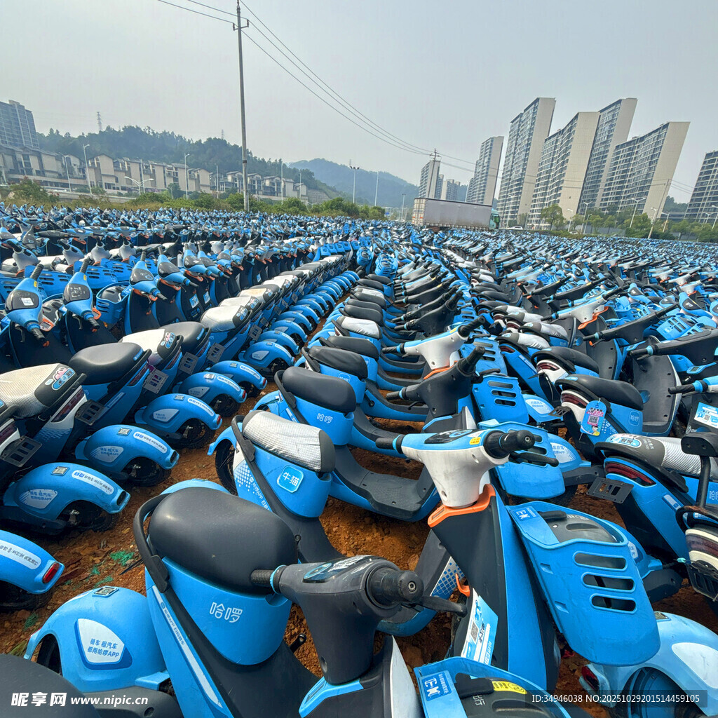 大量蓝色电动车停放场景