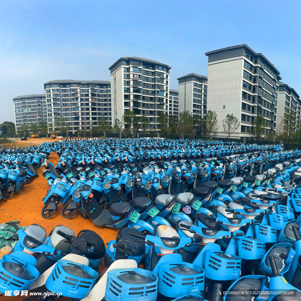 大型蓝色电动车停放场景
