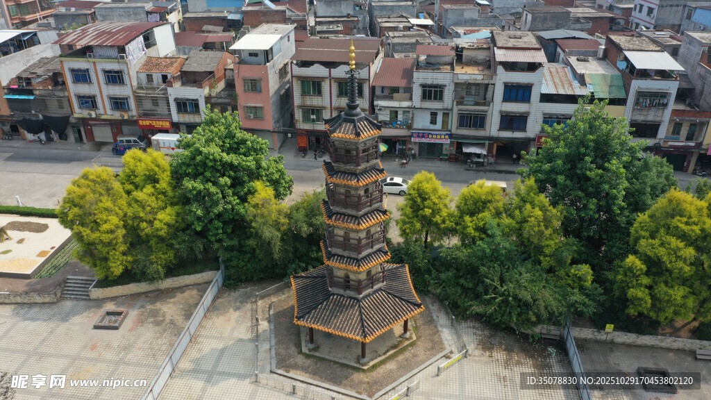 古塔立于绿树环绕村落中