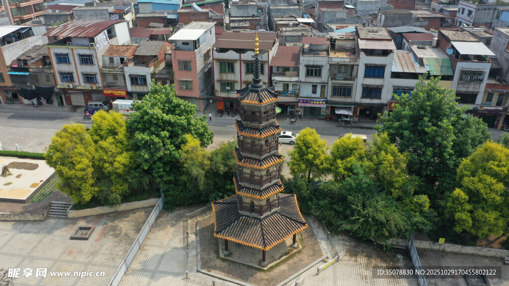 俯瞰古朴塔楼与周边建筑