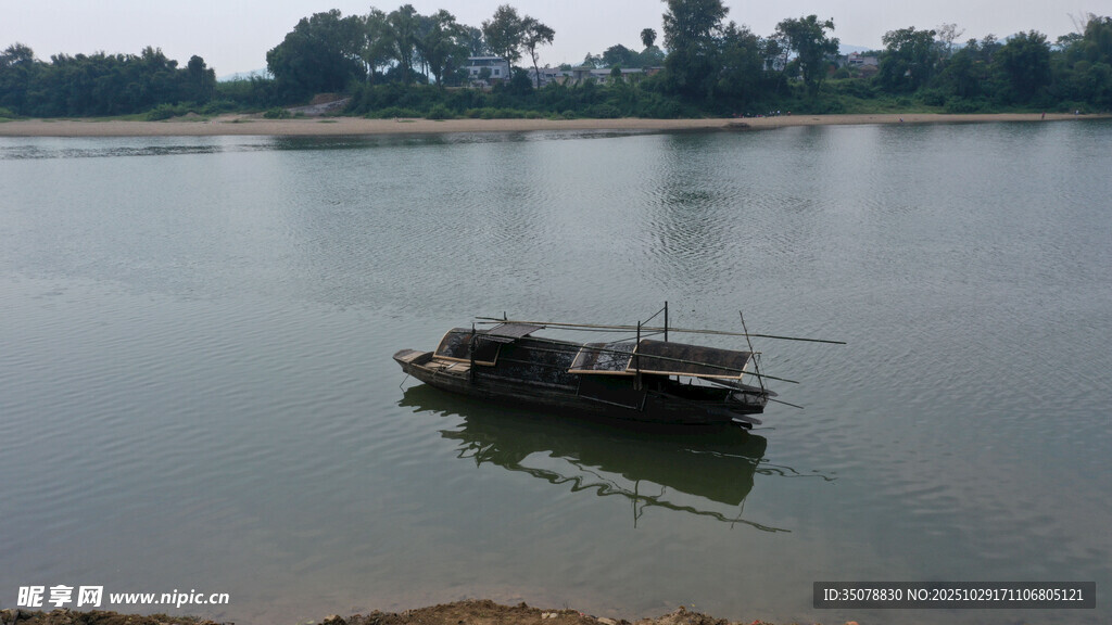 湖中小船静谧景象